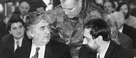 På det här gamla fotografiet från 1993 sitter Goran Hadzic, till höger, och pratar med Radovan Karadzic. Ratko Mladic är den som står i mitten. FOTO: Srdjan Ilic/AP/Scanpix
